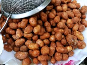 捞出放在吸油纸上吸去多余油份