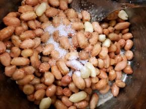 加入2大勺白糖和盐搅拌均匀