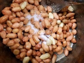加入2大勺白糖和盐搅拌均匀