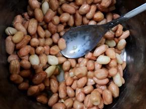 沥干水的花生放入大盆里
加入全蛋液搅拌均匀