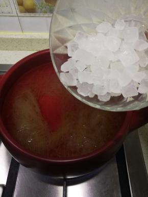 加入全部的冰糖。