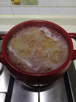 大火加热至煮沸，转小火熬煮25分钟，用勺子撇去浮沫。
