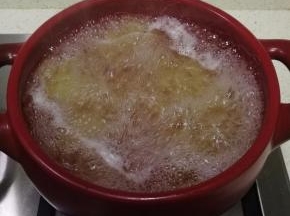 大火加热至煮沸，转小火熬煮25分钟，用勺子撇去浮沫。