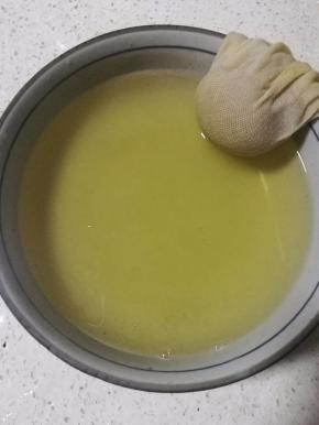 煮好之后，乘热用纱布过滤掉渣子，我们只要用到海石花水。