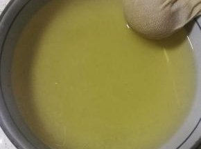 煮好之后，乘热用纱布过滤掉渣子，我们只要用到海石花水。