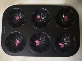 品相好，完整的樱花挑出来放入模具中，摆好。