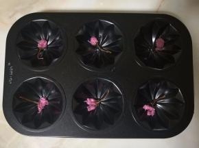 品相好，完整的樱花挑出来放入模具中，摆好。