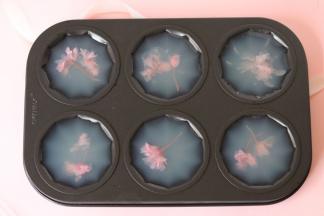 吃的时候倒出来，直接吃也可以。