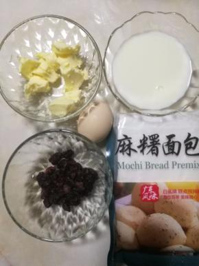 准备好所有食材，黄油隔热水融化，蔓越莓切碎一下。