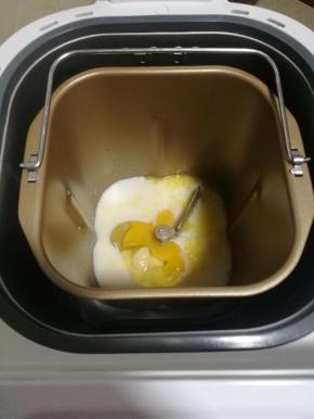 将所有的液体材料放入面包机中。