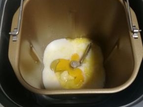 将所有的液体材料放入面包机中。