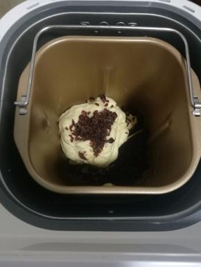 一次性加入蔓越莓干，继续揉面到均匀成团就可以。