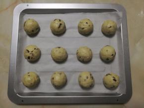 将面团平均分成12个小面团，揉圆摆放在垫了油纸的烤盘上。