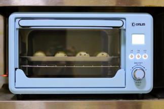 烤箱180度预热十分钟后，烤盘放中层