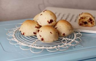 烤好后在烤箱中闷个两分钟，我觉得这样不容易塌。