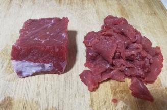 牛肉洗净，因为牛肉的纤维组织粗，一定要逆着纹路横切片，将牛肉的纤维切断，肉才能炒起来嫩嫩的。