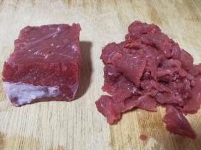 牛肉洗净，因为牛肉的纤维组织粗，一定要逆着纹路横切片，将牛肉的纤维切断，肉才能炒起来嫩嫩的。