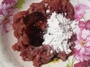 切好的牛肉放入盐、生抽、料酒、耗油、玉米淀粉。