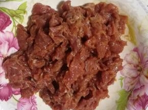 用手将牛肉和调料抓匀，腌制大概10-15分钟。