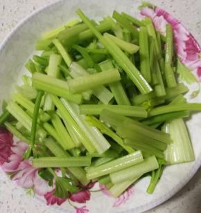 芹菜洗净泥沙，去根，摘掉叶子，将芹菜茎切段备用。