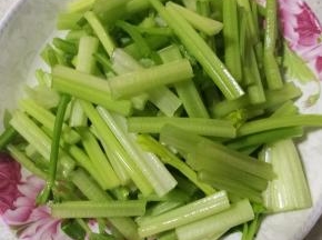 芹菜洗净泥沙，去根，摘掉叶子，将芹菜茎切段备用。