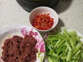 朝天椒洗净去蒂，切碎，大蒜子去皮切碎备用。