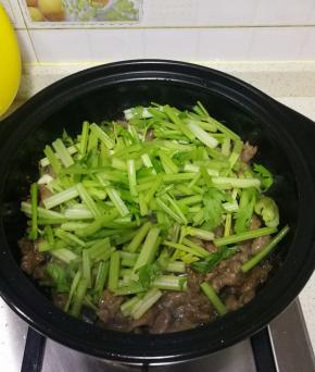 倒入切好的芹菜，翻炒几下。