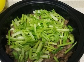 倒入切好的芹菜，翻炒几下。