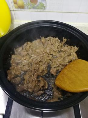 不停翻炒至牛肉变色。