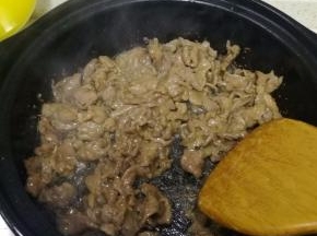 不停翻炒至牛肉变色。