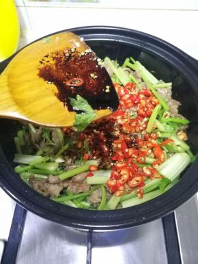 加入适当老抽和盐调味，用锅铲翻炒均匀。