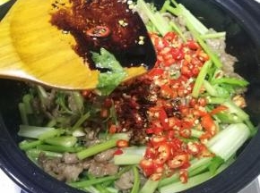 加入适当老抽和盐调味，用锅铲翻炒均匀。