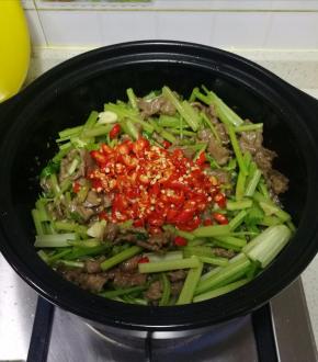 加入辣椒碎和大蒜末，不停翻炒。