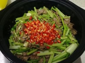 加入辣椒碎和大蒜末，不停翻炒。