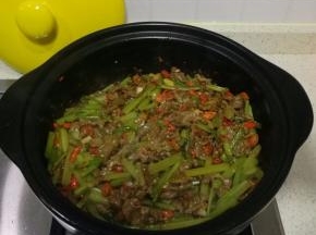 全部材料炒熟后，关火。