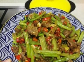 将芹菜炒牛肉盛出，即可食用。