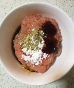 猪瘦肉剁成肉馅，加入一小勺生粉，少许料酒，耗油，生抽，白胡椒腌制十分钟。