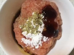 猪瘦肉剁成肉馅，加入一小勺生粉，少许料酒，耗油，生抽，白胡椒腌制十分钟。