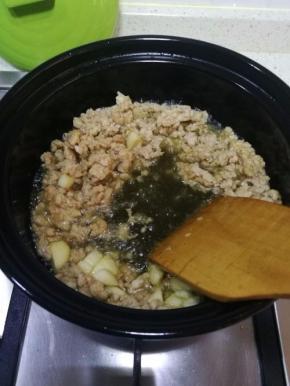 加入腌过的猪肉馅，小火炒至变色，放入一勺豆瓣酱，炒香，炒出红油。
