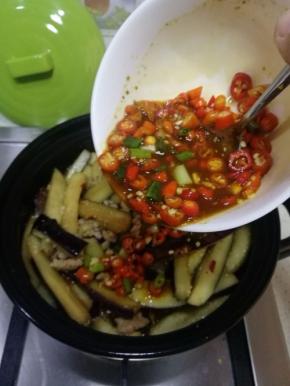 半碗水中加入一勺生粉，一勺白糖，一勺老抽，一勺生抽，一勺料酒，一勺耗油，少许白胡椒，辣椒碎，葱白。调成一碗酱，倒入砂锅中。