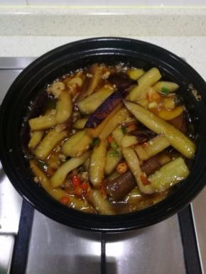 所有食材翻拌均匀。砂锅盖盖子，用小火焖3分钟，然后开盖子，最后收汁。