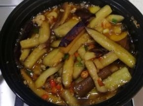 所有食材翻拌均匀。砂锅盖盖子，用小火焖3分钟，然后开盖子，最后收汁。