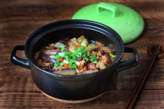 汤汁变粘稠就可以关火了，最后撒上葱花点缀。