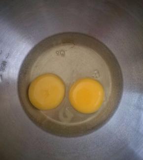 两个鸡蛋磕入干净无水的打蛋盆中。