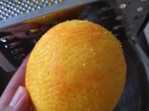 加入橙子皮屑和白糖。
