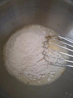 加入混合过筛的低粉和泡打粉，z字形搅拌均匀