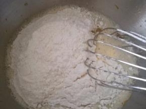 加入混合过筛的低粉和泡打粉，z字形搅拌均匀