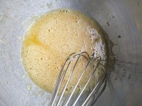 用手抽搅打均匀。