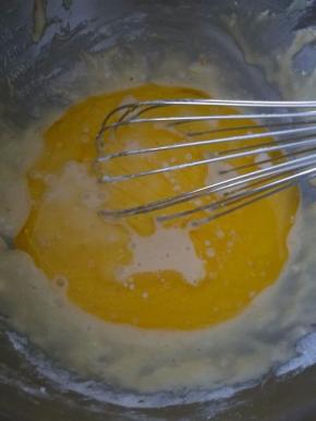 加入融化的黄油。