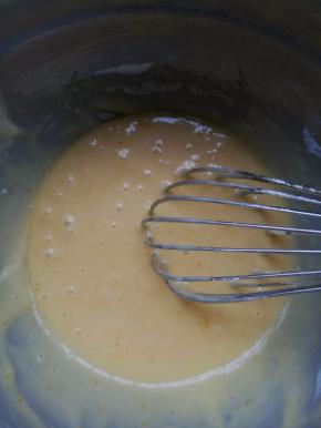 用切拌的方式搅拌均匀，不要画圈搅拌。搅好的面糊非常顺滑。